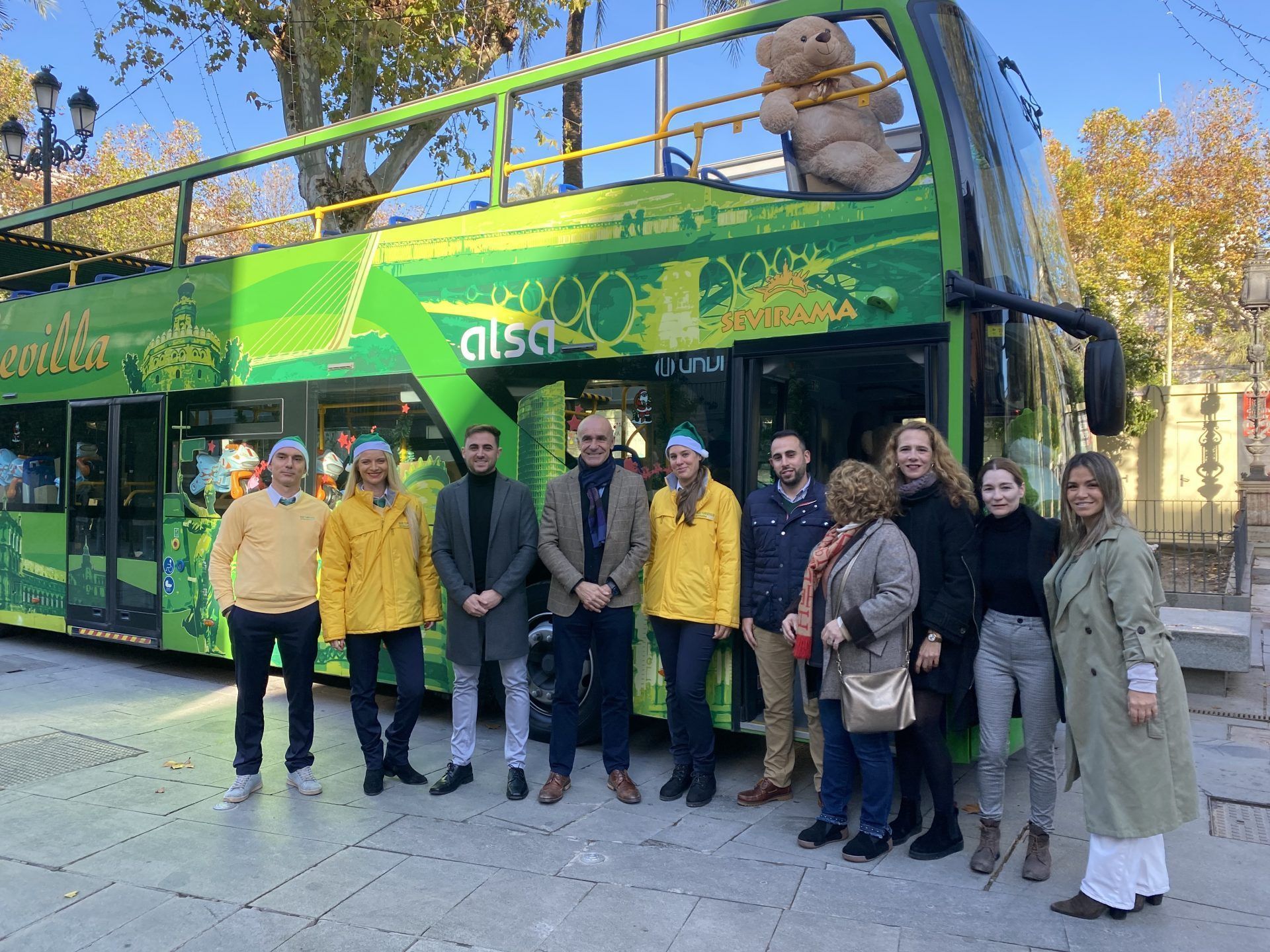 El bus turístico verde de Sevilla colabora con la Operación Buena Gente ...