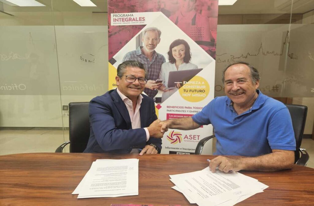 Antonio José Morales, representante de la Asociación Miguel Poveda y Rafael domínguez, Director Gerente de ASET, se dan la mano al finar un convenio de colaboración en las oficinas de TAMCO