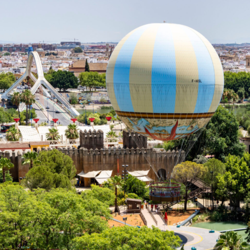 Isla Mágica, parque de atracciones acuático de Sevilla, tiene como nueva atracción turística un espectacular globo aerostático de 34 metros de alto y 23 metros de diámetro (como un edificio de 7 plantas) que asciende hasta 150 metros de altura y tiene una capacidad de hasta 29 personas.