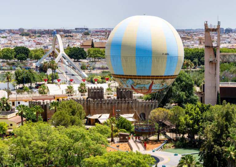 Isla Mágica, parque de atracciones acuático de Sevilla, tiene como nueva atracción turística un espectacular globo aerostático de 34 metros de alto y 23 metros de diámetro (como un edificio de 7 plantas) que asciende hasta 150 metros de altura y tiene una capacidad de hasta 29 personas.