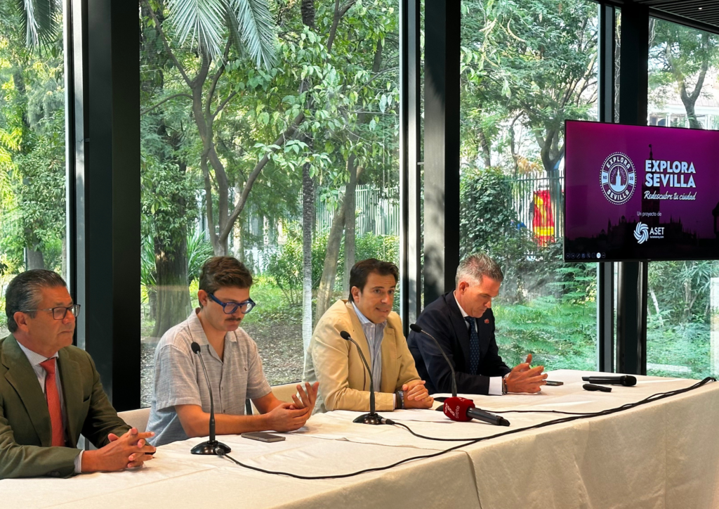 El Restaurante El 29 ha sido el escenario de la presentación oficial de la campaña “Explora Sevilla: Redescubre tu ciudad”, una iniciativa de la Asociación Sevillana de Empresas Turísticas (ASET) que tiene como objetivo invitar a sevillano y sevillanas a redescubrir y disfrutar de sus rincones más emblemáticos. Jorge Robles (Presidente), Isaac Flores (Vicepresidente), Sergio Raya (Vocal) y Rafael Domínguez (Director Gerente) han explicado toda la campaña.