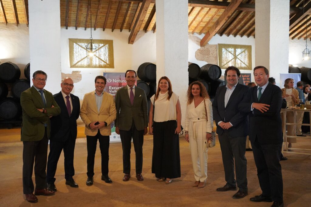 Rafael Salado, CEO de Bodegas Salado; Jorge Robles, Presidente de ASET; Rafael Domínguez, Director Gerente de ASET; Carlos Montero, Director de Alfaro Restaurante; David Guillé, CEO de Naturanda y Gustavo de Medina, CEO de Ibersponsor. Todos ellos reunidos pra la presentación de la Guía de Enoturismo de la Provincia de Sevilla.
